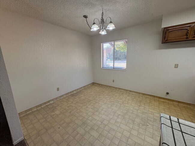 Building Photo - 947 W Seeger Ave