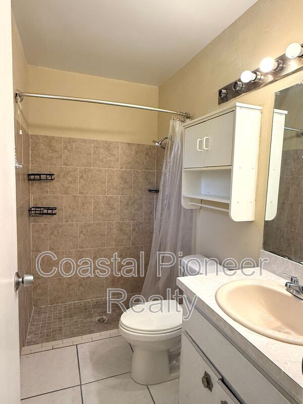 Building Photo - 6063 Shingler Ave