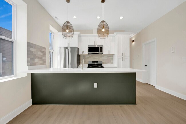 Building Photo - 2021 W Shakespeare Ave