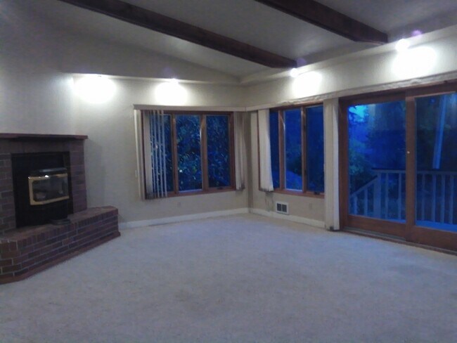 Building Photo - Large Shop Perfect for a home based business, plus 136 feet of waterfront.