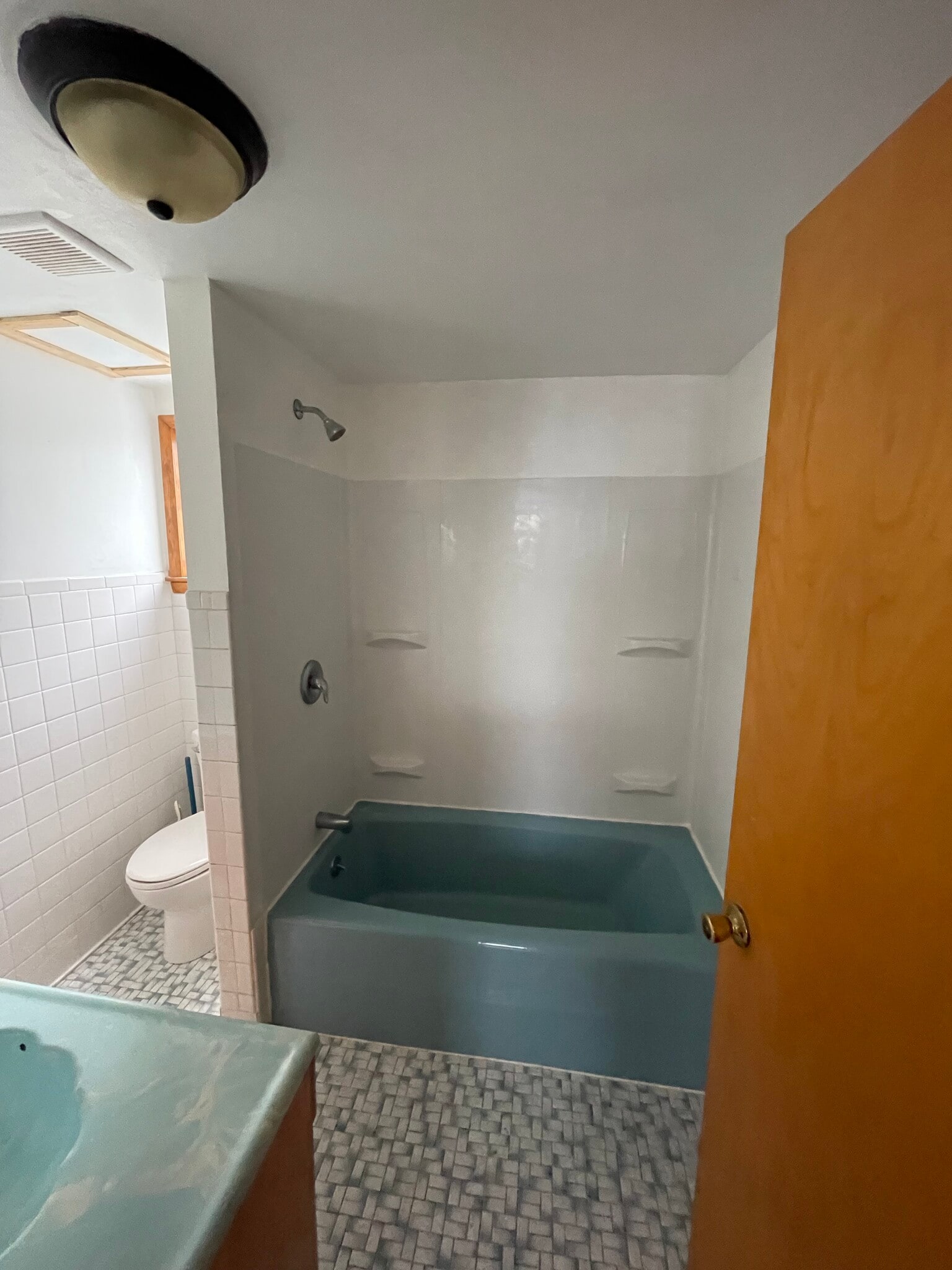 Full Bathroom - 119 N Wilbur Ave