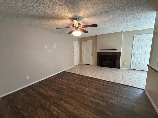 Building Photo - Private Corner Townhome