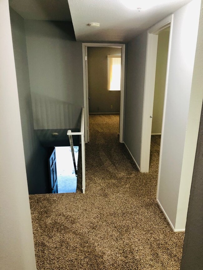 Building Photo - Great looking condo in a nice and clean co...