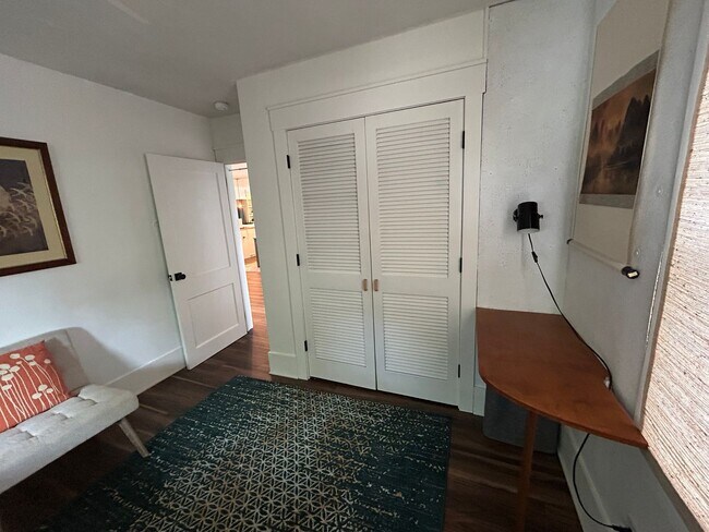 Building Photo - Gorgeous updated furnished cottage!