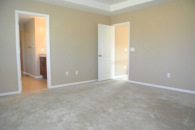 Building Photo - 5Bed/3.5Bath Home in Blackstone Country Club Community