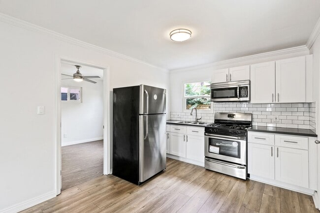 Building Photo - 2 Bed / 2 Bath House in Lincoln Heights is...