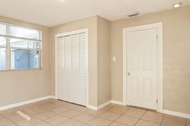 Building Photo - 3 Bedroom, 1 Bathroom Home for Rent in Tampa!