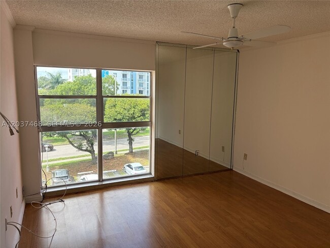 Building Photo - 406 W Park Dr