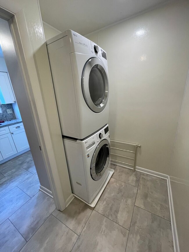 Building Photo - 3 Bed 1.5 Bath Updated Townhouse in Manche...