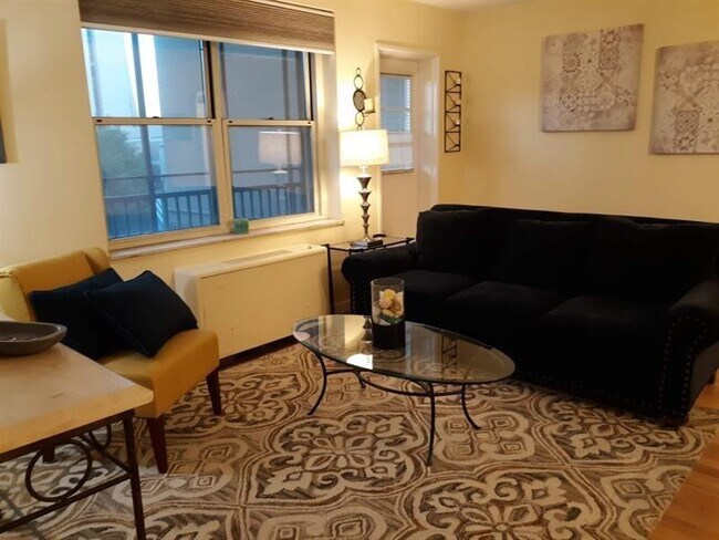 Building Photo - 300 W Peachtree St NW