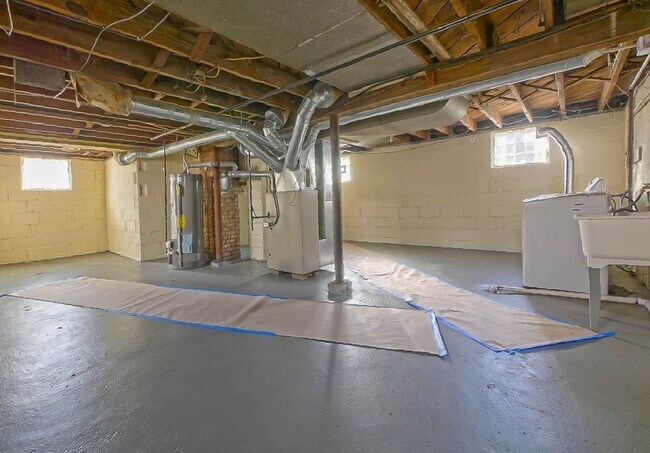 Building Photo - GREAT HOUSE ON BEAUTIFUL STREET GOODYEAR HEIGHTS