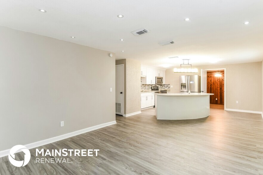 Building Photo - 2091 Luana Dr E