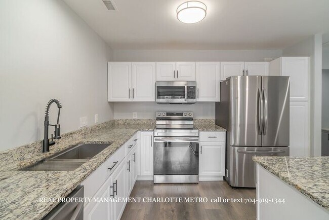 Building Photo - 3BR Townhome - Lake Living in Vineyard Point with Boat Slip Access Near Lake Norman