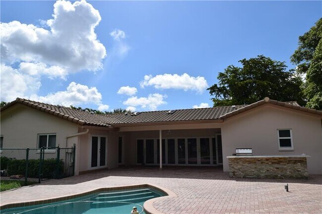 Building Photo - 4625 Glenwood Dr