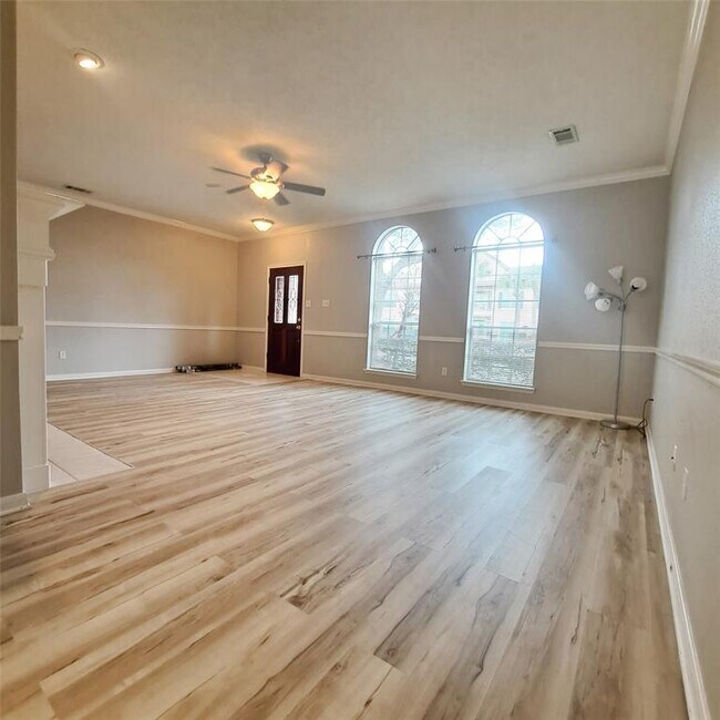 Building Photo - 1365 El Camino Village Dr