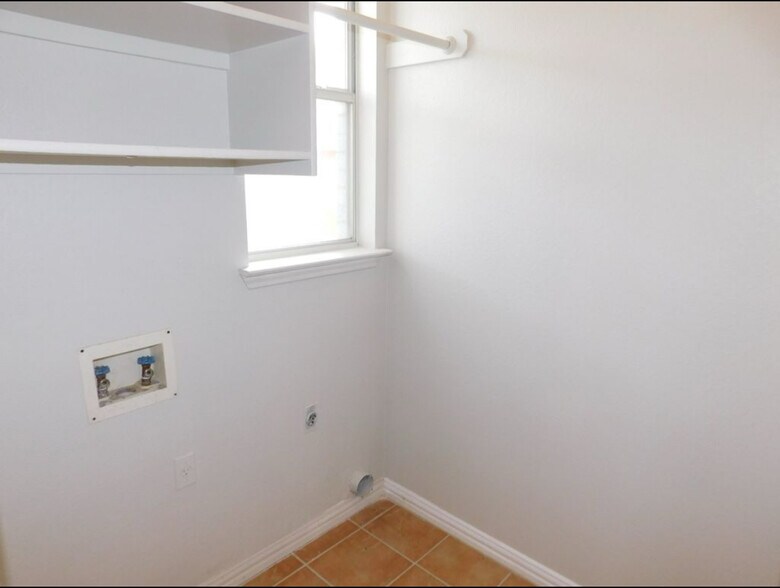 Building Photo - 703 Thrush Dr
