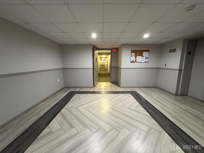 Building Photo - 10 N Wood Ave
