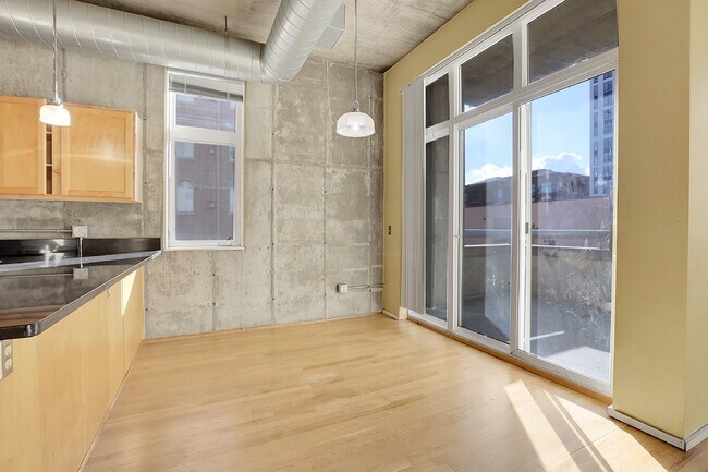 Building Photo - $2,350 - Urban 2 bed 2 bath Condo in Golde...