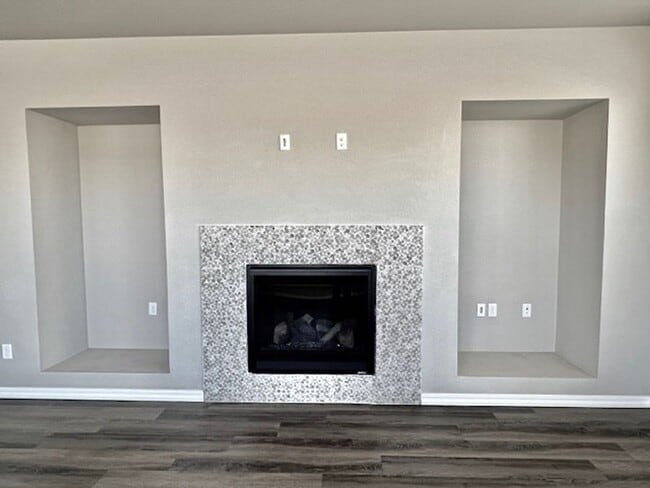 Building Photo - 5 Bedroom Home Close to Downtown Monument!!