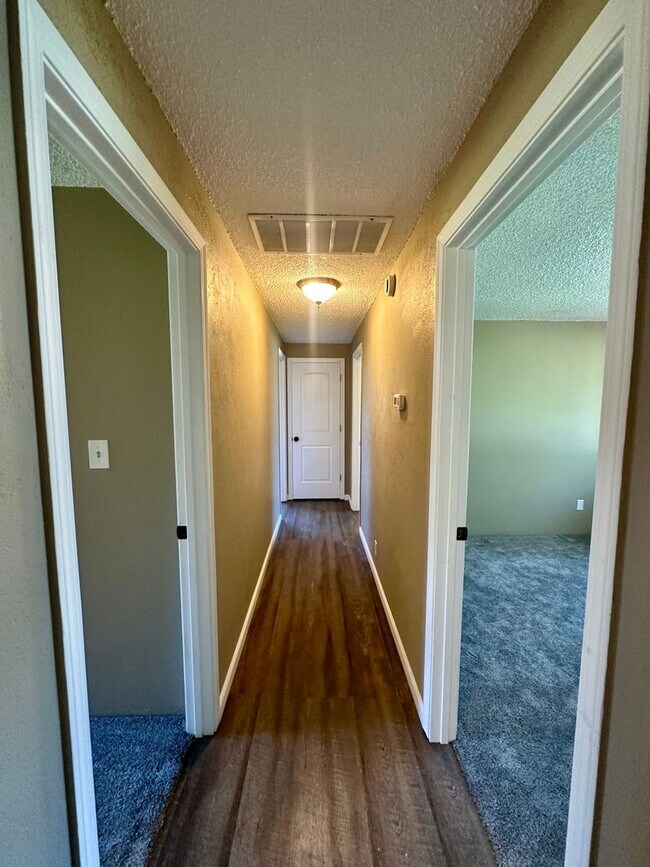 Building Photo - Pet-Friendly 4 Bedroom Home with Fenced Yard & Air Conditioning