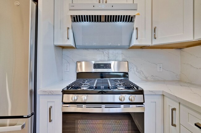 Building Photo - Charming updated 3 bedroom, 1 bathroom hom...
