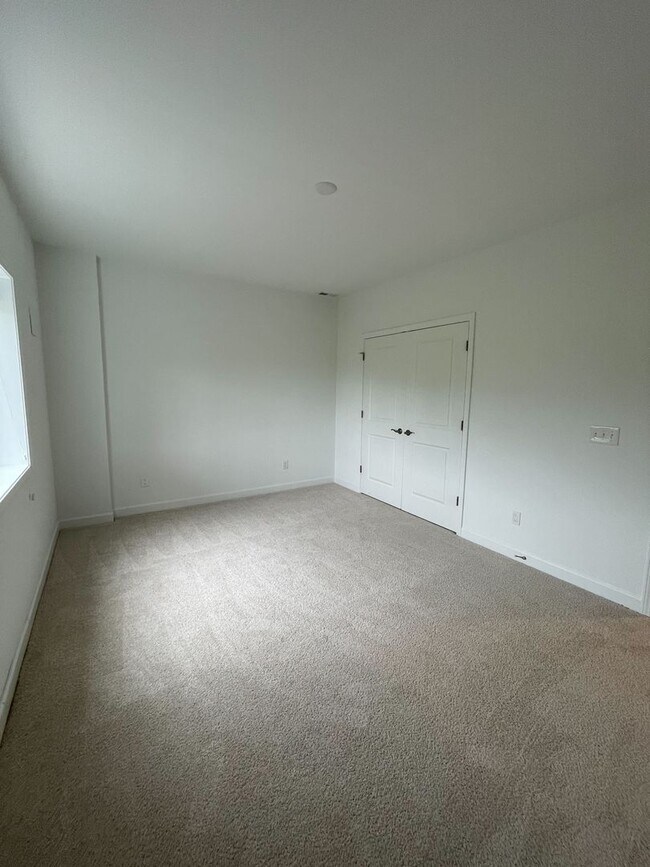 Building Photo - Spacious Home in Westhill Community
