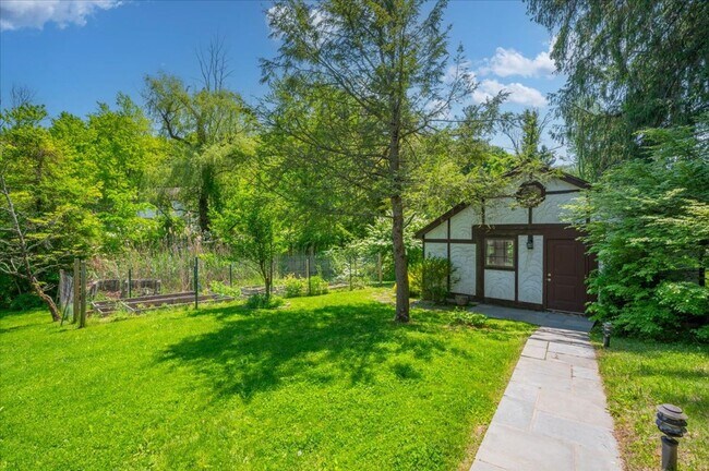 Building Photo - Stunning Updated Home with Private Pond Views in Chappaqua