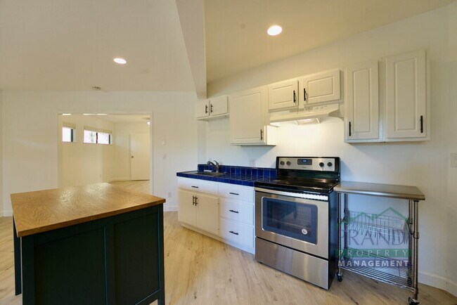 Building Photo - 137 Maestro Rd