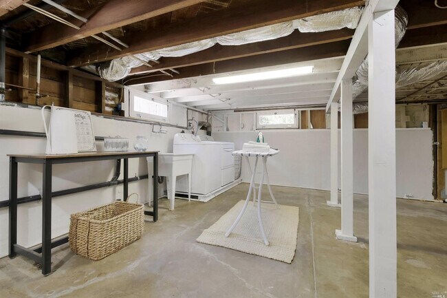 Building Photo - 245 Coombs St