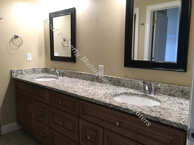 Building Photo - 5 Bedroom 3 Bath House for Rent