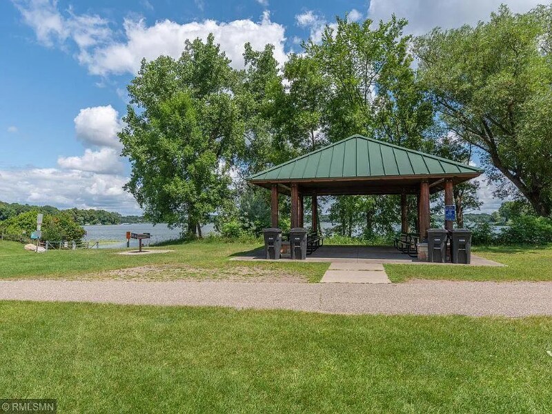 Building Photo - 1304 W Medicine Lake Dr