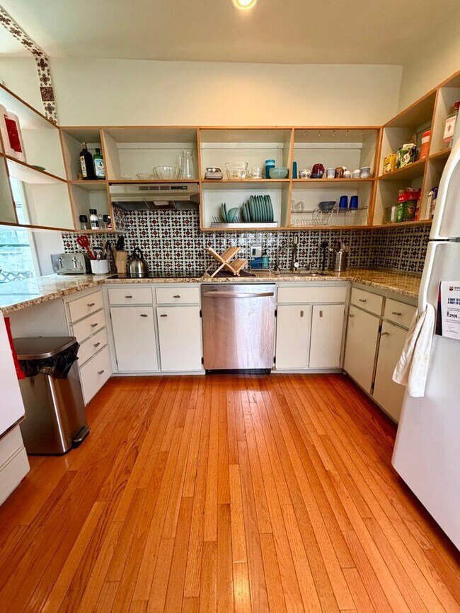 Building Photo - Stunning 4-Bedroom Home Nestled in Spruce Hill! Available in Mid-August!