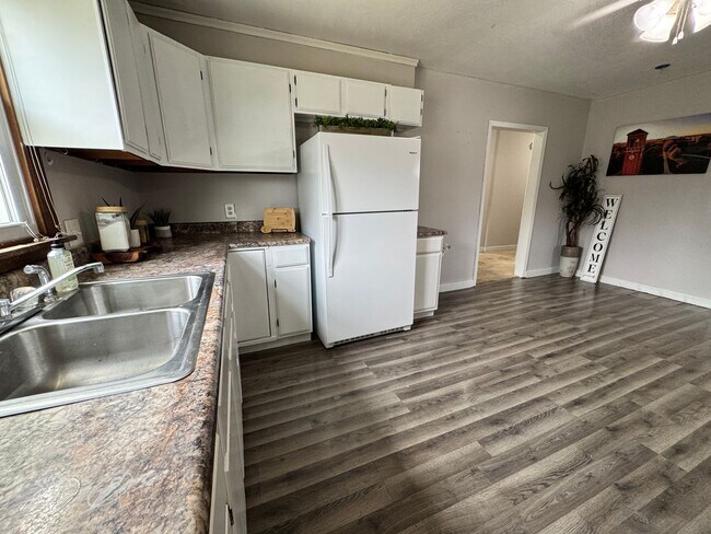 Building Photo - 3 Bed, 1 Bath Home for rent in Elk Run Heights