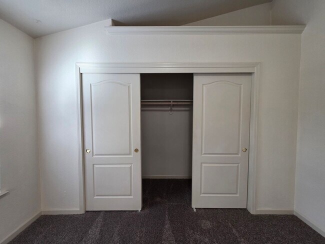 Building Photo - Single story home near CSU Stanislaus!