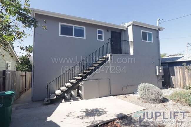 Building Photo - 2 bed 2 bath Remodeled Duplex