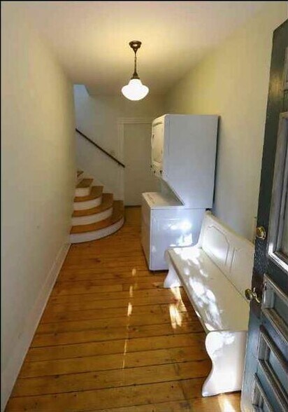 Entry mudroom/laundry - 156-2 Barre St