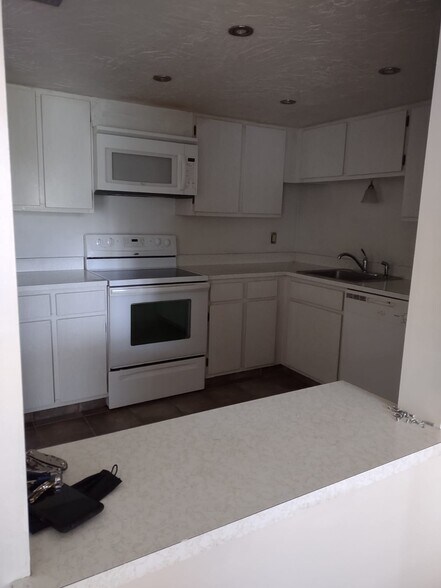 Kitchen - 610 Fairways Cir