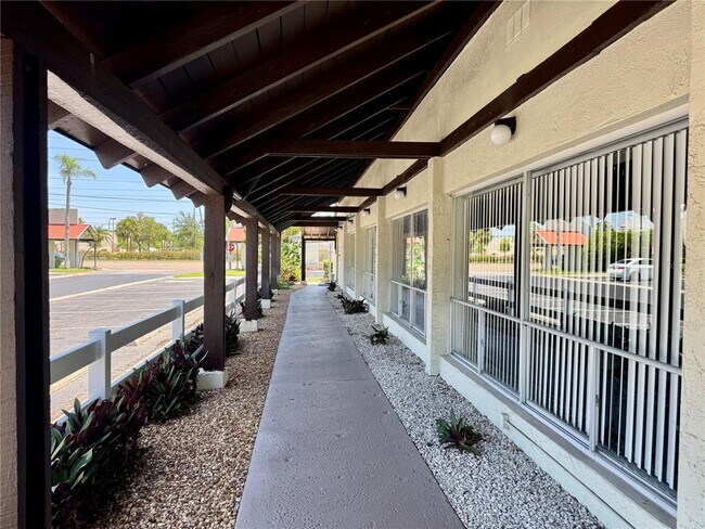 Building Photo - 1100 E Bay Dr