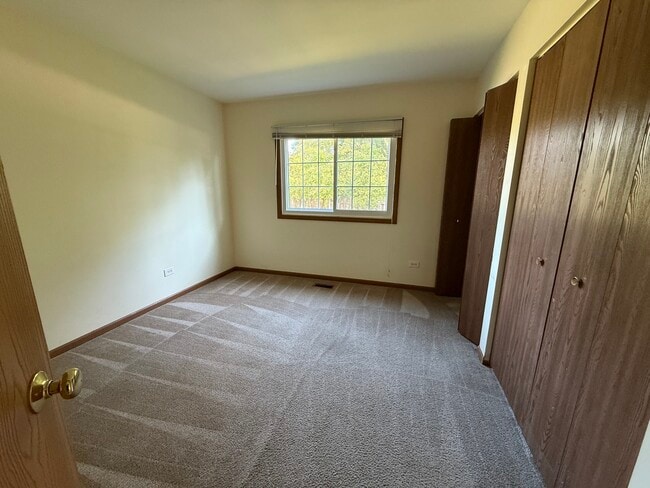 Building Photo - 1335 Fountain Green Dr