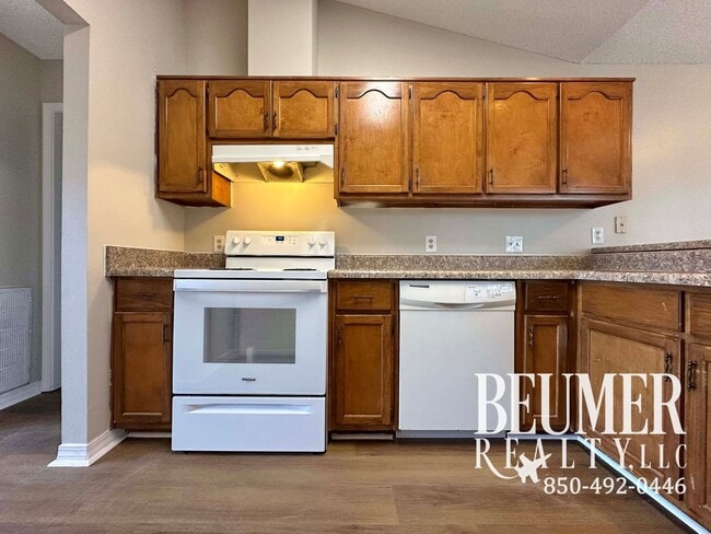 Building Photo - Spacious inside and out home for Rent