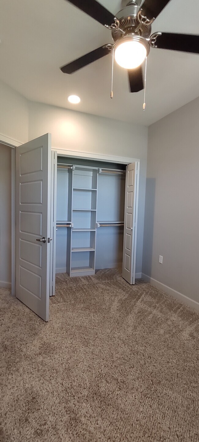 Building Photo - 15881 Valley View Dr
