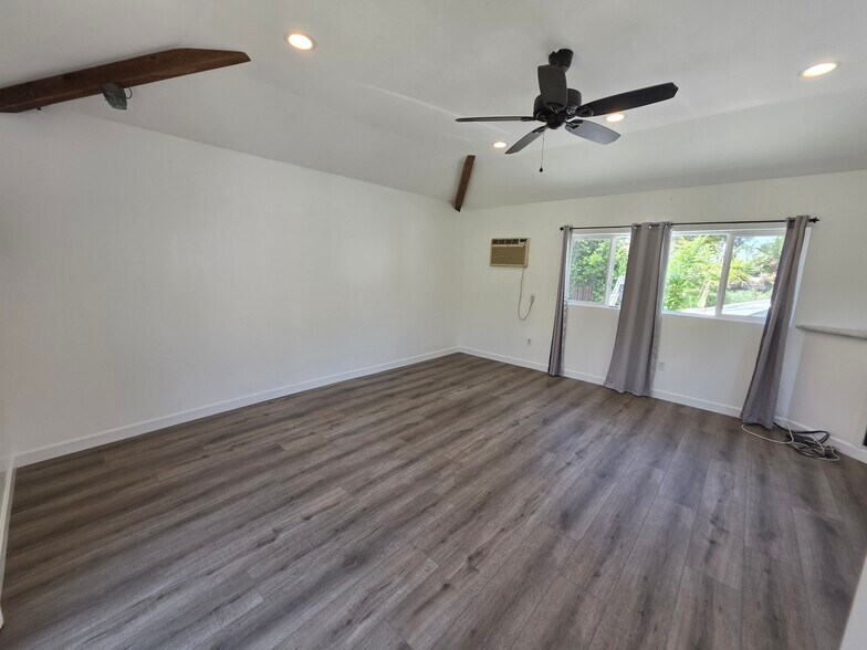 Building Photo - 9805 La Tuna Canyon Rd