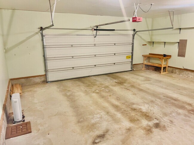 Building Photo - Charming Rambler 3-Bed/2-Bath Available Now!