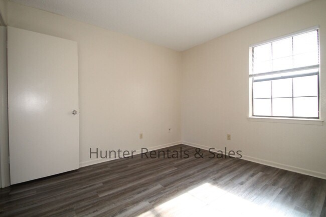 Building Photo - Rent Me Now!