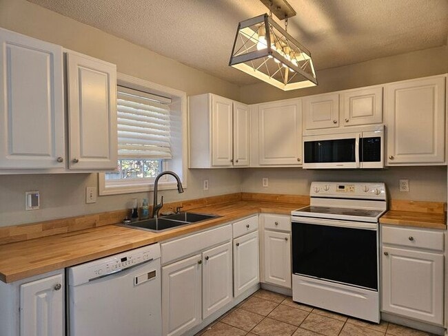 Building Photo - The Oaks at Lake Carolina