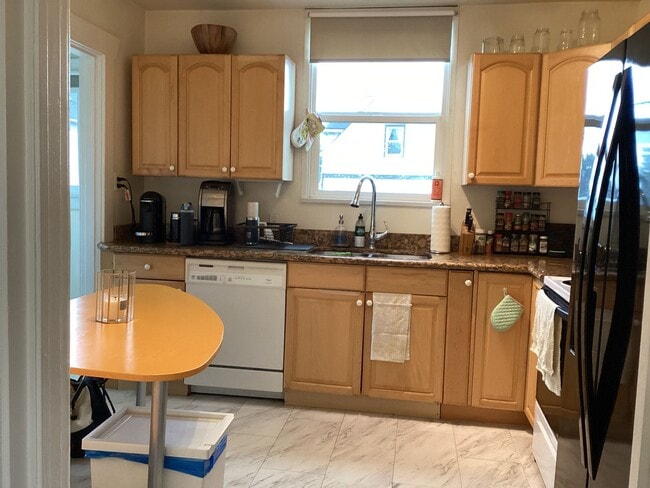 Building Photo - Cute 3 bedrooms, 2 baths walking distance to Greenlake