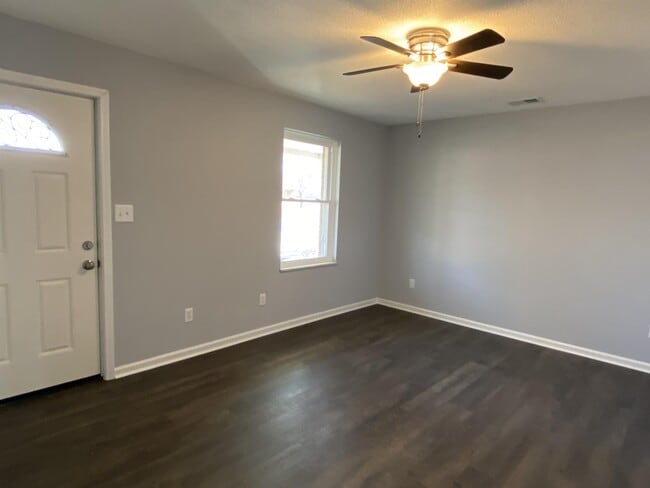 Building Photo - 142 Airview Dr