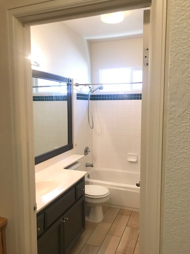 Building Photo - Spacious and Bright 3bed/2 bath Home in Davis