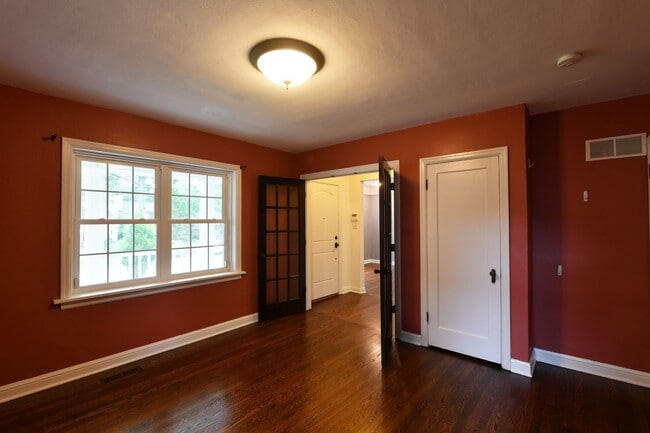 Building Photo - 106 Manlyn Dr
