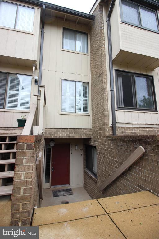 Building Photo - 2432 Glengyle Dr